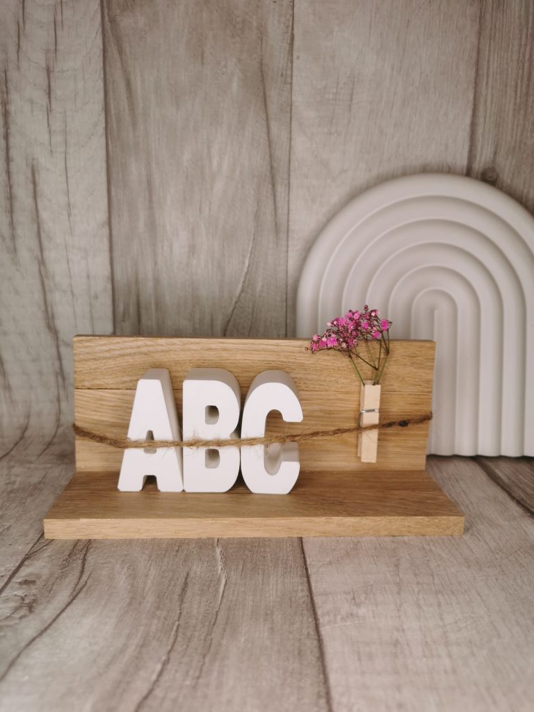 Holzbuchstaben ABC auf einem Holzbrett